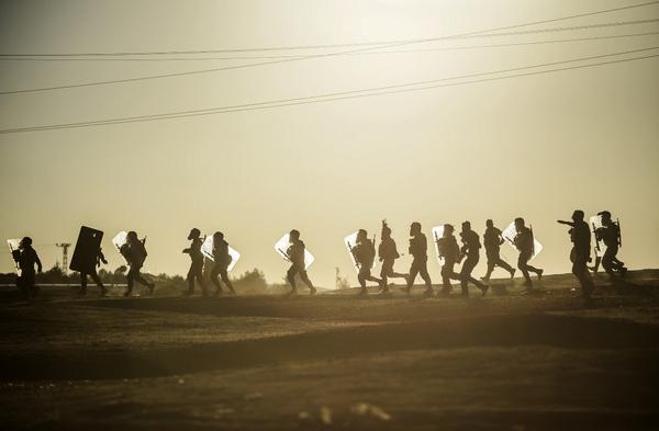 martaserafini's tweet photo. #Kurds #Kobane (e i militari turchi che sono lì perché Ankara ha paura dell'autonomia curda più di Isis) (foto Afp) http://t.co/jzJAwiESW7
