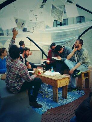 Chicas_Tuerca's tweet photo. Está pasando en #lamovidanomada @medialabprado #tokonoma y el #nomadismo http://t.co/sUnNlhE2if