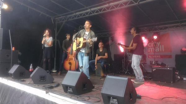 CityMallMusic's tweet photo. En we gaan snel verder met de folky #AssortedTravellers http://t.co/TBFD40n4EG