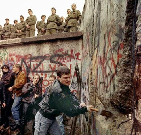 DATOHISTORICO1's tweet photo. 9-11-89: Caida del muro de Berlin, Alemania http://t.co/DRTc6H7Ut9