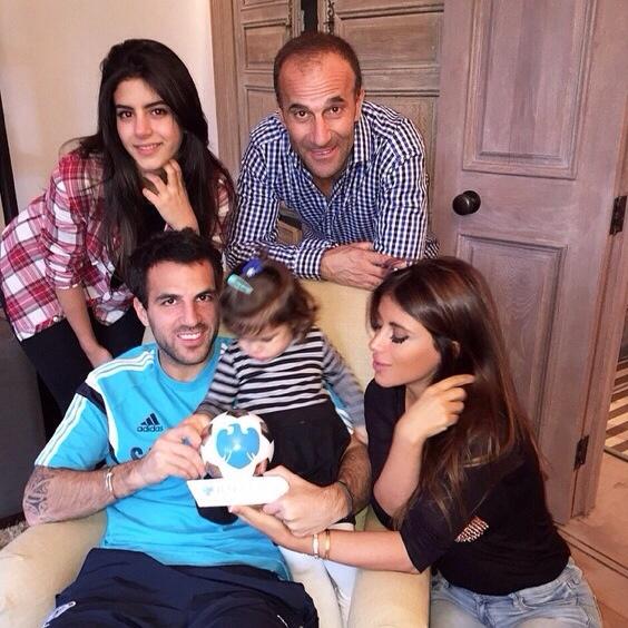 cesc4official's tweet photo. Chilling at home with the family after a hard match. 😉☺️ http://t.co/igMhV7aqLR
