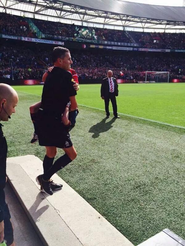 WZFeijenoord's tweet photo. Bedankt #FSV, voor het uit laten komen van de wens van Nick! En respect voor Van Sichem, die hem het veld op droeg! http://t.co/Q9JjvfCCyw
