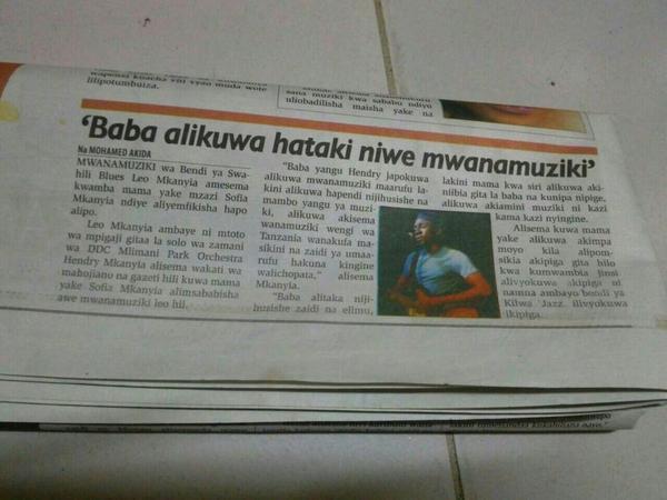 XsamiaSiku4saa4's tweet photo. Soma namna Mkanyia @LMkanyia alivyojifunza kupiga gitaa mwenyewe. .@Chahali @dannykolimba @MariaSTsehai @EdOG_Azaza http://t.co/kkqj0MZIQ5