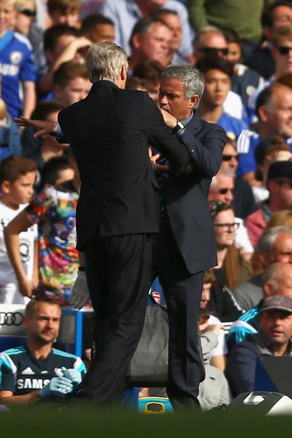 Naijablogger's tweet photo. Here's that moment when Wenger shoved Mourinho in the chest on the touchline!  #Naijablogger http://t.co/K9VQAsYSlX