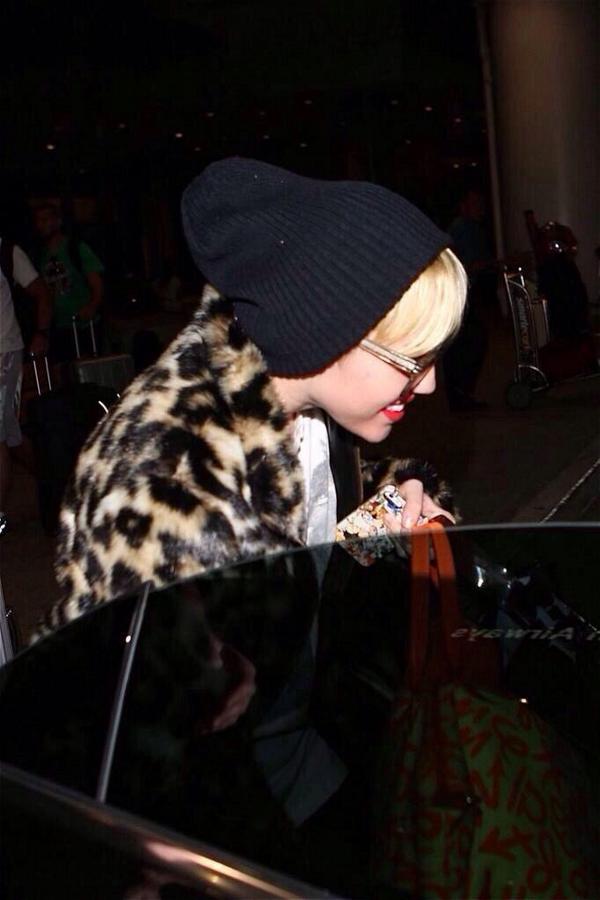 TheMileyCyrus's tweet photo. Miley arriving in at LAX late last night. She looks like a goddess 👄 http://t.co/x8wLFJiKyM