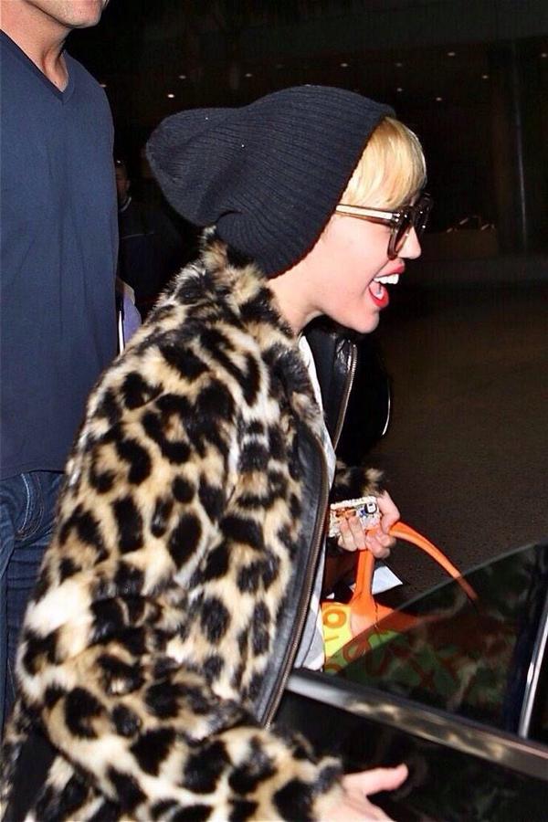 TheMileyCyrus's tweet photo. Miley arriving in at LAX late last night. She looks like a goddess 👄 http://t.co/x8wLFJiKyM