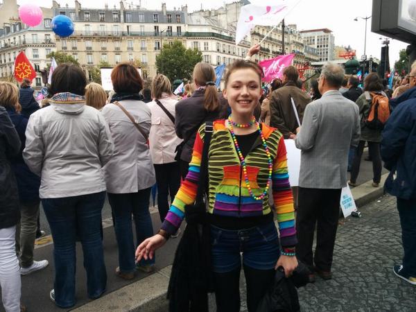 Après la «Manif pour tous» à Paris, des militant.e.s pro-LGBT ont nettoyé les rues  BzMHO_wIAAAL7VH