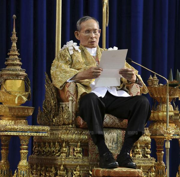 TODAYonline's tweet photo. Thai king's blood pressure stabilised, fever decreased after antibiotics http://t.co/OxMq0sFiUH http://t.co/qMKSuTERUA