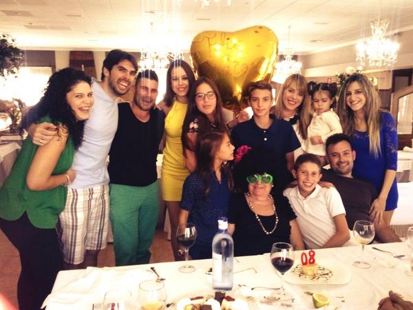 NoeliaMuoz15's tweet photo. Felices 80 abuela 😘😘😘❤❤ http://t.co/Q9h8bYhpCy