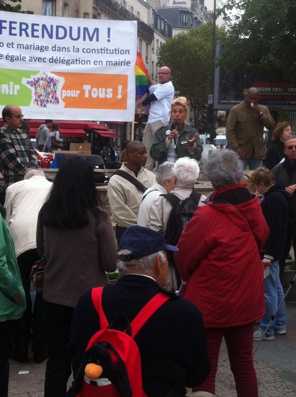 Après la «Manif pour tous» à Paris, des militant.e.s pro-LGBT ont nettoyé les rues  BzMQYaqCIAAcK9p