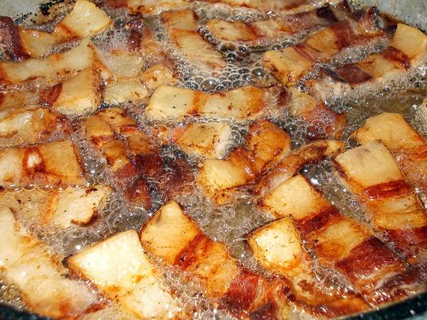 зажаренное сало. шкварки на сковороде. как пожарить сало. жареное сало на сковороде. сало шкварки.