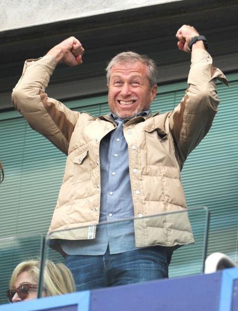 MailSport's tweet photo. Roman Abramovich is clearly enjoying this Chelsea performance http://t.co/7qev5uJxrS http://t.co/pGNApSzsg2