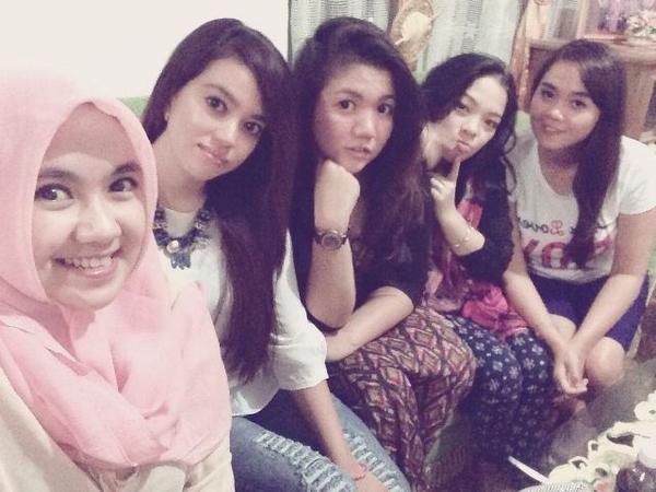 vernyve's tweet photo. Tft girls @Irna_Arisa @margia293 @Dhytakanoli http://t.co/l5ITtjDwFz