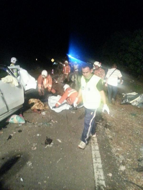 Kemalangan jalan raya di Pekoti, Jalan Kuantan-Segamat pd 5/10/2014. 1 bas dgn 2 kereta.