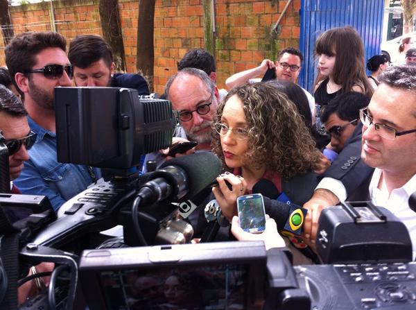 lucianagenro's tweet photo. Neste momento, Luciana Genro concede entrevista à imprensa após ter votado em Porto Alegre. #Equipe50 http://t.co/sAX7Q0Swb3