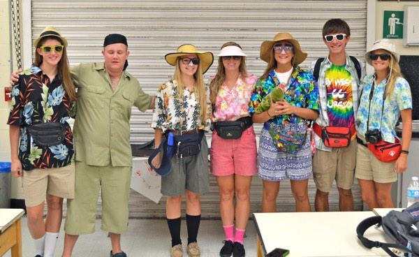 AhsSpirit's tweet photo. Hey hornets make sure to dress up as a tacky tourist tomorrow! Spread the word about OUR FIRST SPIRIT WEEK!! 🐝 http://t.co/R17eVNlKHs