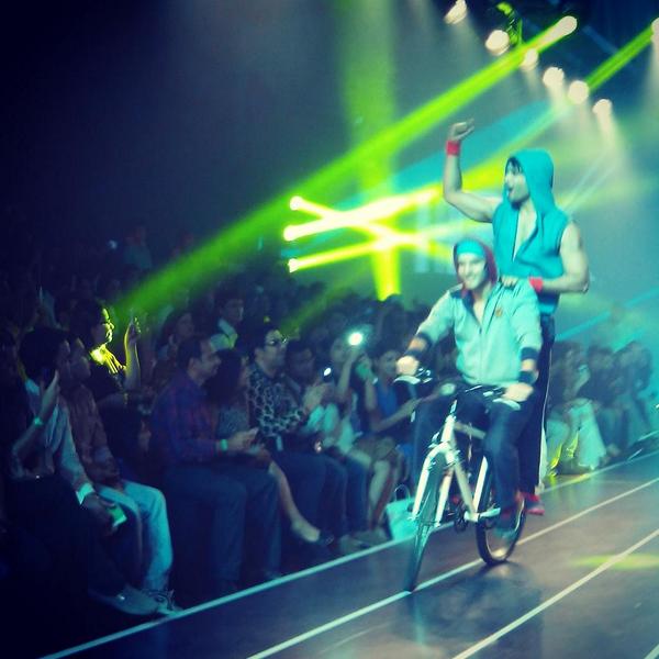 ranjjatwork's tweet image. Loving the fun sporty #fashion show by @iHrithik #HRX at @MFWknd #MFWknd @jasmeenGdugal @saketdhankar