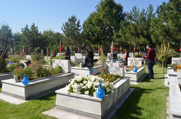 Ay Yıldızlı Bayrağımızın Gölgesinde Dualarımız Şehitlerimiz için .Şanlı Tarihimizi Bu #BayramdaZiyaretteyiz