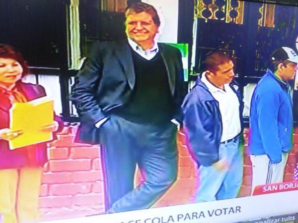 Migueltine's tweet photo. Oye Alan, ahí viene la que te gusta, actúa normal! #Elecciones2014 #PeruDecide http://t.co/ZPTMg2MTks