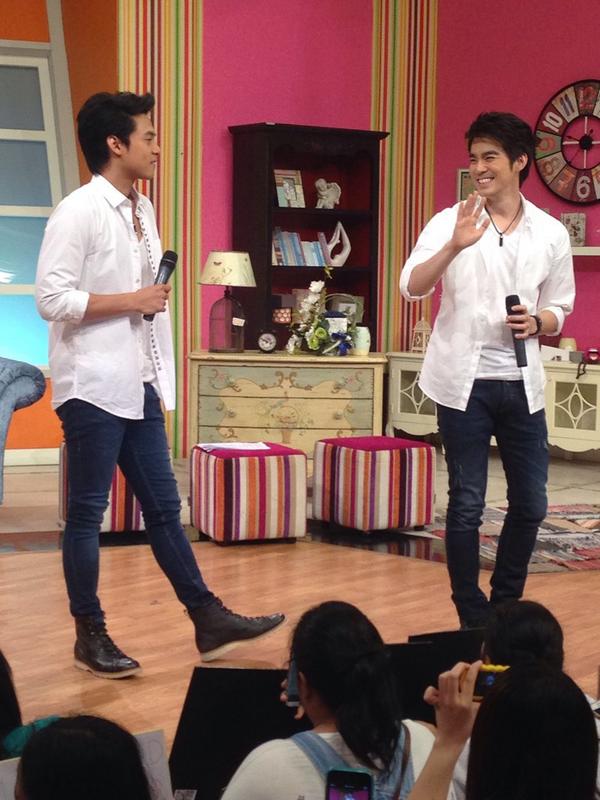 bowiie_bow's tweet photo. พี่บีม:แดน...ไม่สนมาโบกมือด้วยกันเหรอ
แดน:ผมมองพี่โบกมือเพลินกว่านะ 😳😳
#kanpak #D2Bliveconcert2014 http://t.co/gQbhmRVauM