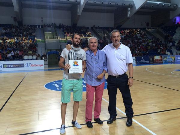 BahiaSanAgustin's tweet photo. Emotivo homenaje al "eterno capitán" de BSA, @berto9garcia , 20 años en el club http://t.co/wAKpZFs8Yu