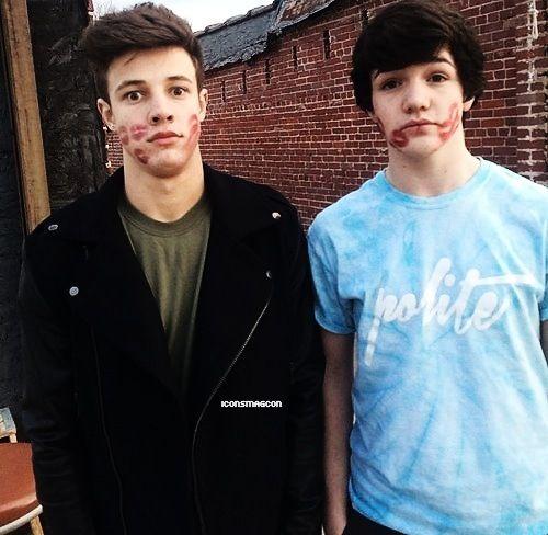 Hoje é aniversário do Aaron Carpenter e da Mahogany Lox, amigos do Cam. Happy BDay    