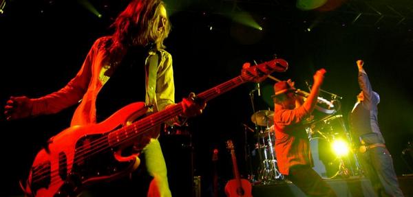 biobio's tweet photo. ¡Hey! No dejes que tu banda se vea amateur: 10 cosas que NO debes hacer http://t.co/QiW1cKj20d http://t.co/86W9YWVaU2