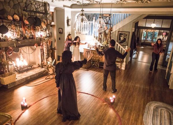WOEE_Source's tweet photo. #INFO - Still épisode 2x13 épisode finale #FORWHOMTHESPELLTOLLS #WitchesOfEastEnd #RenewWitchesOfEastEnd http://t.co/9fDjIMfC5K