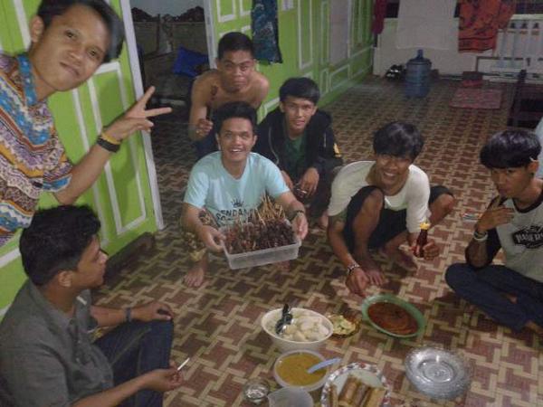 KamtisMakassar_'s tweet photo. kamtis ngumpul in sahabat http://t.co/9Yuu78DXLe