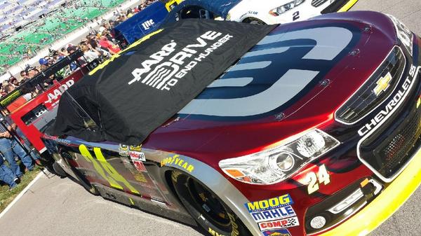TeamHendrick's tweet photo. The Nos. 5 and 24 on the grid at @kansasspeedway. http://t.co/pFKn3sczA2