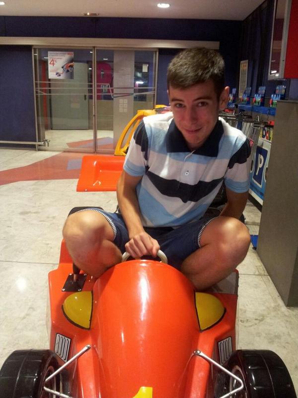 TroleosCSFytube's tweet photo. Cumpliendo mis sueños TTs Piloto de F1 con mas suaj q jamas hayais visto lokoh!! http://t.co/7TCHeWbyMj