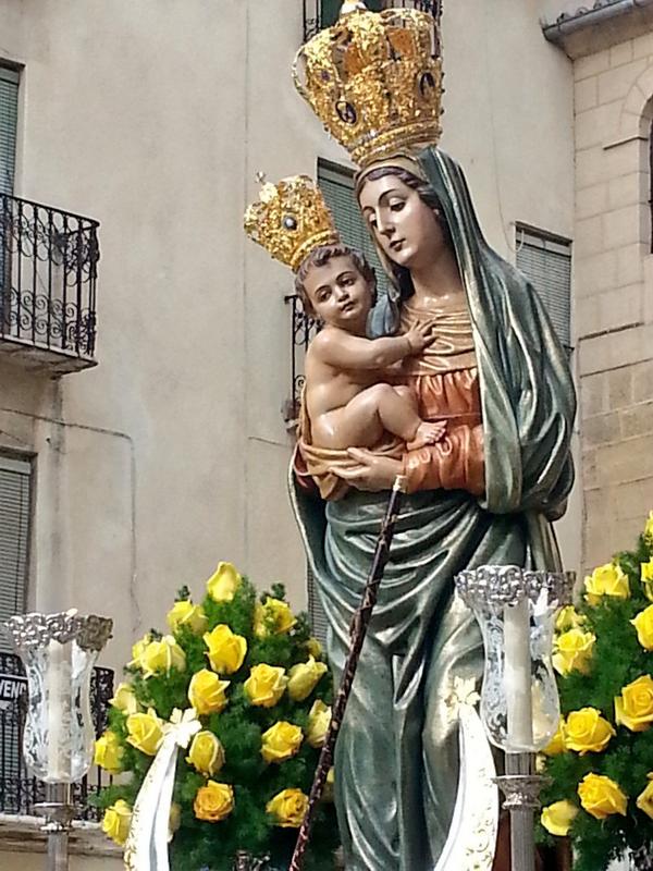 JuventudSalud's tweet photo. Hoy hemos podido volver a disfrutar de nuestra @PatronaAlcala por las calles de Alcalá a los sones de @AMEsperanza http://t.co/IOpMo46zX0