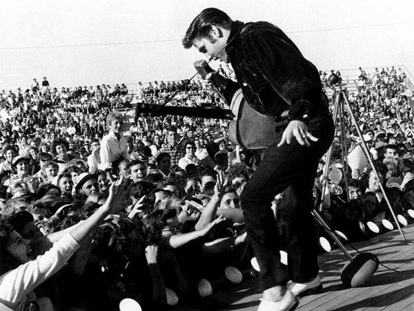 DATOHISTORICO1's tweet photo. Elvis presley en concierto enloquecia a las chicas http://t.co/ycQNLrV2eg