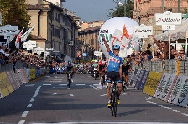 DanMartin86's tweet photo. Spot the irish guy in crowd! Incredible day. Incredible team effort once more. Thanks for all the support #Lombardia http://t.co/aUTGq9T0x8