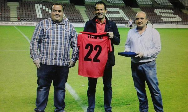 Entrega de camiseta, previa al partido frente a la <a href="/SDLogrones/">SD Logroñés</a>  al pelotari Titin III . Se va un grande de la pelota.
