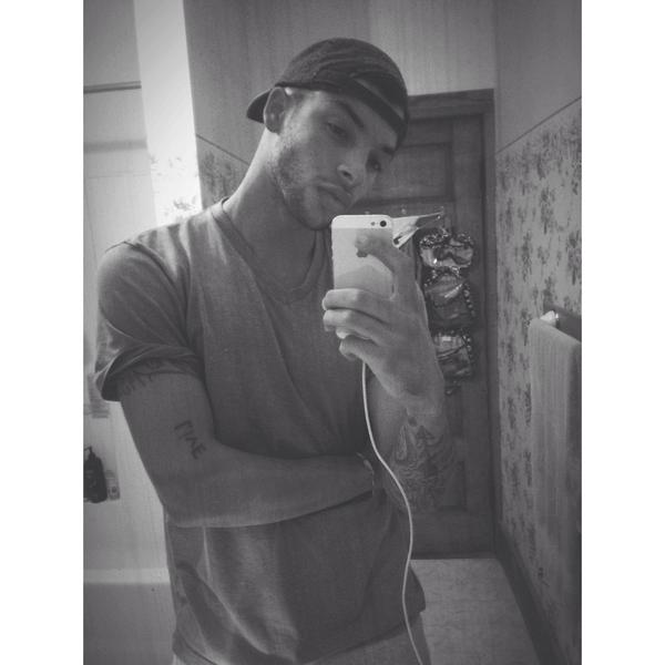 HarnessSam's tweet photo. I took a selfie bc I'm bored http://t.co/yMJPgCBUfB