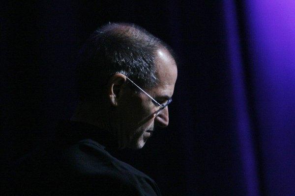 Hipertextual's tweet image. Tres años después de su muerte, ¿en qué ha cambiado la Apple post-Jobs? bit.ly/1pZnJK5