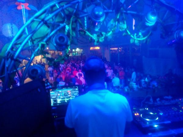 Disco_Amanecer's tweet photo. Gran rato nos esta haciendo pasar el gran @alex_torrero  en su debut en interpeñas sigue así primm...grandeee http://t.co/q958eyz3MY