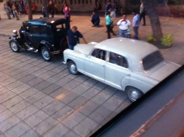 Esther_Hanono's tweet photo. #CochesQueTeEncuntrasEnMexico @UPhistoria en el ángel, todo pasa en esta glorieta http://t.co/BeoldEIMxh
