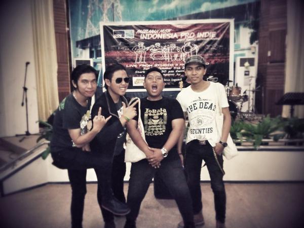 posisi impian <a href="/DPITCHERBAND/">D'PITCHER</a>  bareng <a href="/Uncledominicto/">Ditto</a>