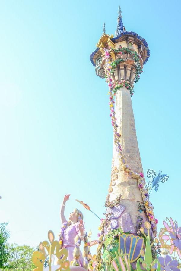 ディズニーの魔法 カリフォルニアディズニーランドで行われている ミッキーのサウンドセーショナル パレード のプリンセスフロートがすごい ੭ W ੭ ラプンツェルの塔を忠実に再現 塔からはラプンツェルの髪の毛が垂れてます Http T