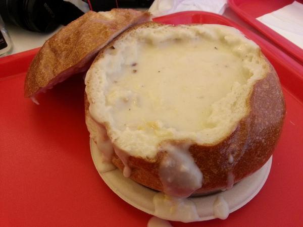 danidotjpeg's tweet photo. Beautiful Clam Chowder in Sourdough bread bowl at Pier 39 😍 http://t.co/p5omLV5z04