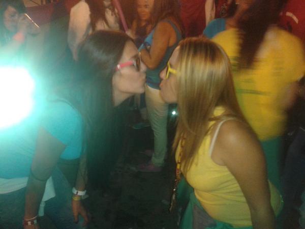 patri93y's tweet photo. @isabelgil_  Felicity sister!por un dia especial juntas! http://t.co/pHEMKJM5Ss