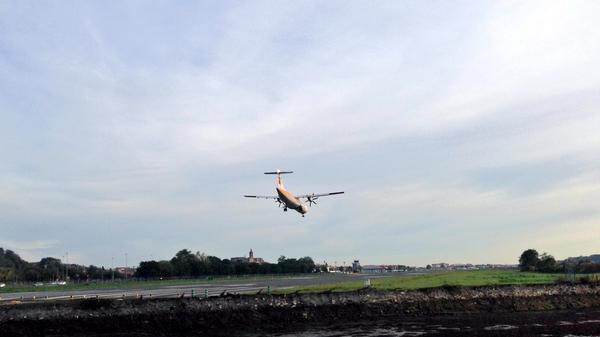 SpottersLESO's tweet image. @ATRaircraft @AirNostrumLAM 15min antes de su hora a la pista 04 #visualApp @bilbaospotter