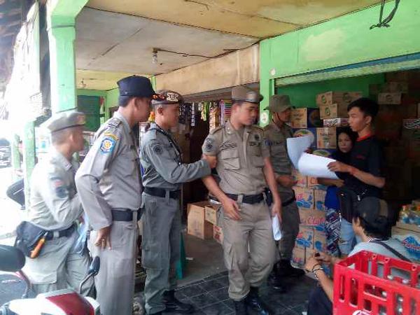 satpolppdepok1's tweet photo. Surat Perintah Bongkar di berikan Sat Pol PP terhadap PKL dan Pemilik Kios di Terminal.Kota Depok. http://t.co/8sQr4kauEz