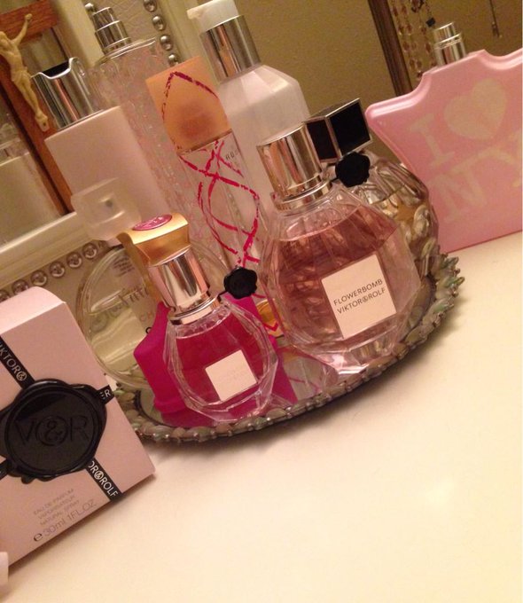 Aww thank you so much so nice to come home to goodies!! Love my flowerbomb thank you @EliHernandez 💕💕