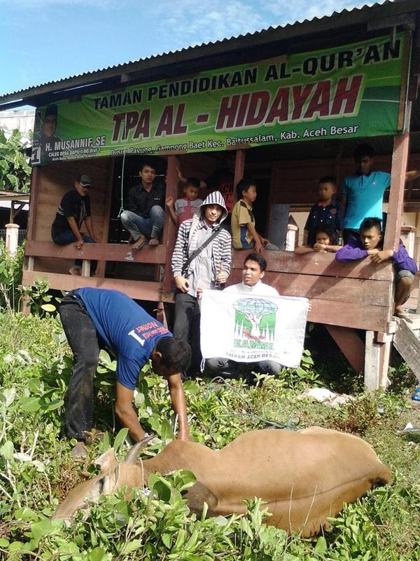 uroe nyoe kammi aceh besar menyalurkan Qurbeun Hamba Allah sebanyak 1 ekor leumo dan 2 ekor sapi u desa Baet.