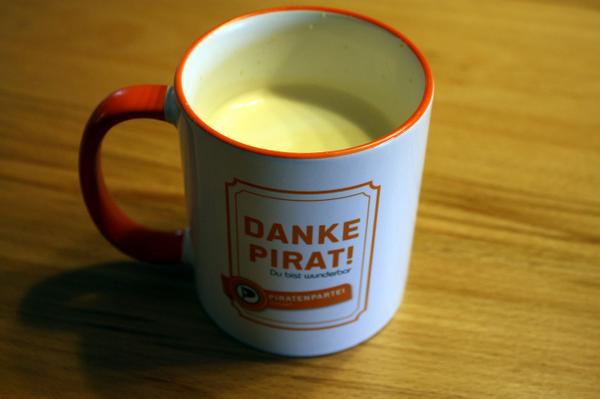 musikpirat's tweet photo. So schmeckt der Kaffee doppelt gut. (Und der Rum darin hilft über die x-te Wahlniederlage hinweg :P) #help141 http://t.co/Bh9JNUYHXn