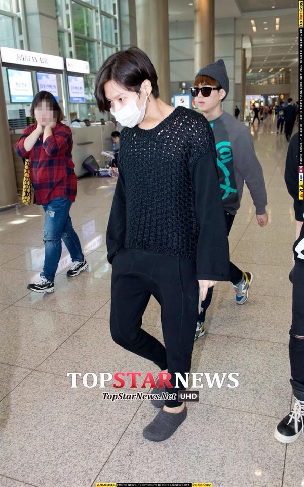 BOSS_taemin's tweet photo. "bumkeky: [NEWS PIC] 141006 Taemin - arriving at Incheon Airport from Japan http://t.co/EyAYRl42ex"