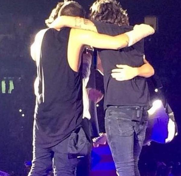 aleeee_13's tweet photo. Don't cry because it's over, smile because it happened 😌😭 #WWAT #WWAELPASO #ONEDIRECTION #Til2015 💕💕💕 http://t.co/A6x99Q8Ji2